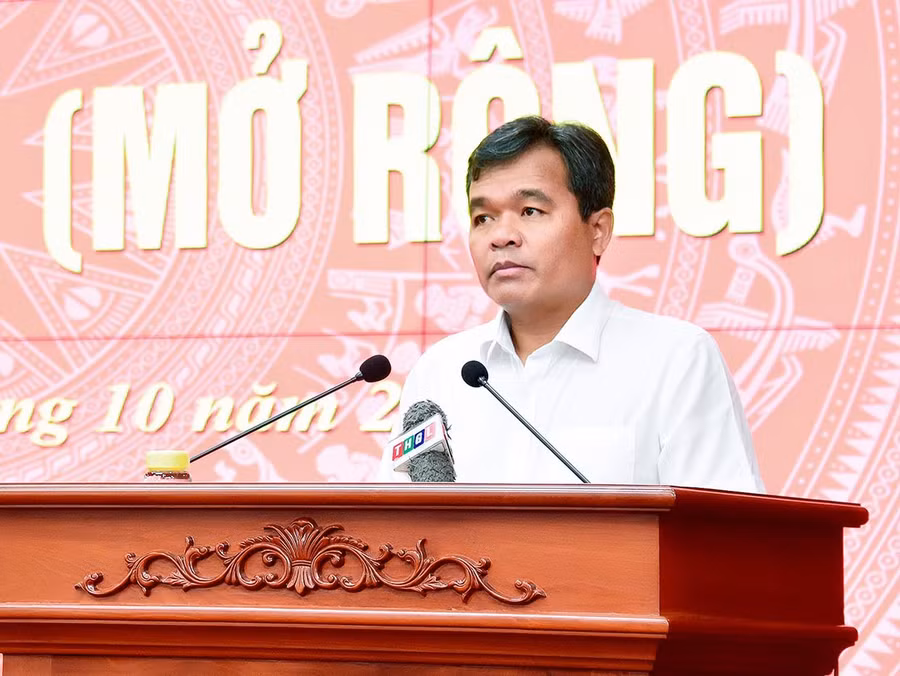  Ủy viên Ban Chấp hành Trung ương Đảng, Bí thư Tỉnh ủy, Chủ tịch HĐND tỉnh Hồ Văn Niên phát biểu tại hội nghị. Ảnh: Đức Thụy