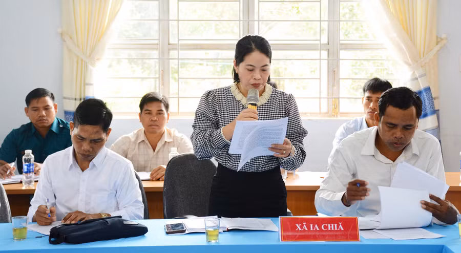 Phó Bí thư Đảng ủy xã Ia Chía Phạm Thị Thơm báo cáo kết quả thực hiện nhiệm vụ chính trị của xã từ đầu nhiệm kỳ 2020-2025 đến nay với đoàn công tác của tỉnh. Ảnh: Minh Nguyễn Đồng chí Hồ Văn Niên-Ủy viên Ban Chấp hành Trung ương Đảng, Bí thư Tỉnh ủy, Chủ tịch HĐND tỉnh phát biểu chỉ đạo tại buổi làm việc với hệ thống chính trị xã Ia Chía, huyện Ia Grai. Ảnh: Minh Nguyễn