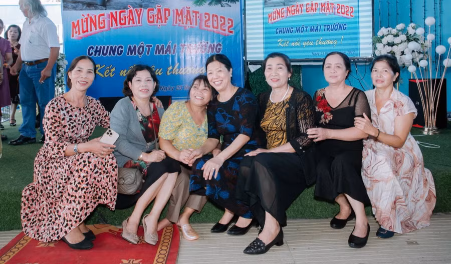 Bà Trương Thị Hổ và cô giáo Trịnh Thị Minh (thứ 3, 4 từ trái sang) trong niềm hạnh phúc ngày hội ngộ (ảnh nhân vật cung cấp).
