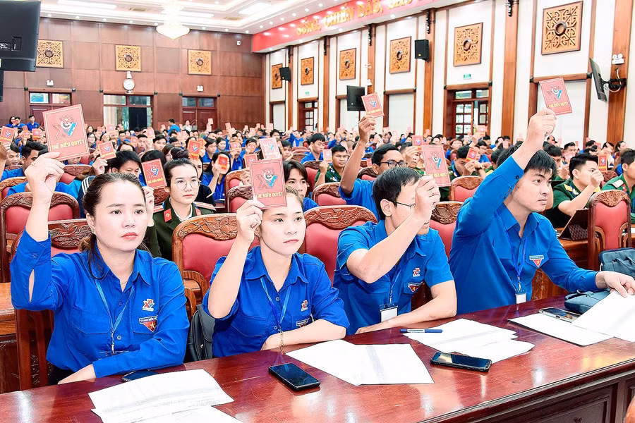Đại hội đại biểu Đoàn TNCS Hồ Chí Minh tỉnh Gia Lai lần thứ XV thành công tốt đẹp ảnh 2 Các đại biểu biểu quyết thông qua các chỉ tiêu của nhiệm kỳ 2022-2027. Ảnh: Đức Thụy