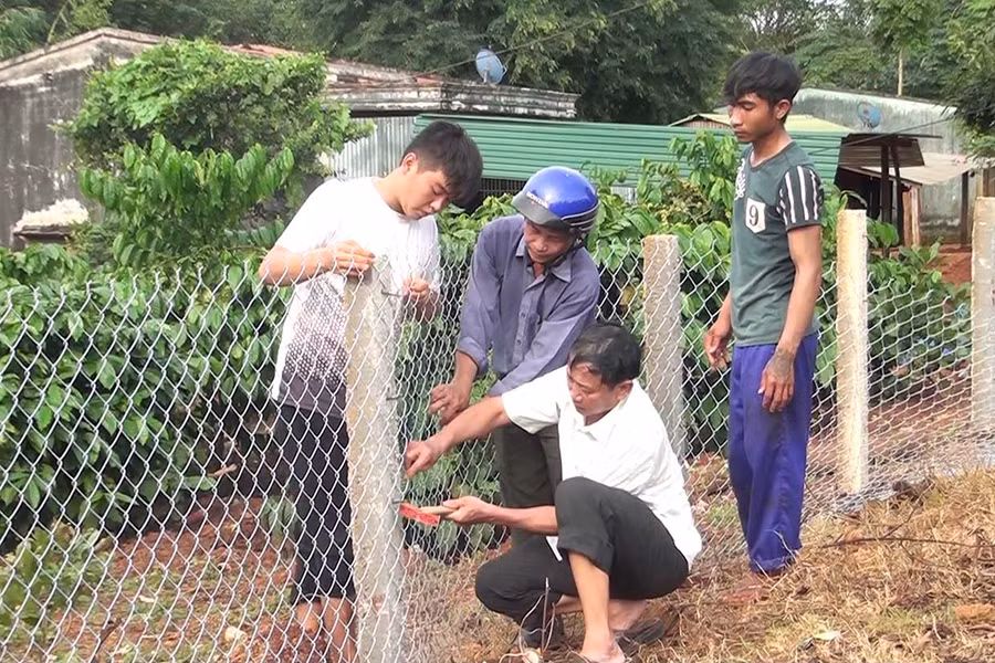 Cán bộ, nhân viên Trung tâm Văn hóa-Thông tin và Thể thao huyện giúp gia đình anh Rơ Châm Linh (làng Sơn, xã Ia Nan) làm hàng rào. Ảnh: Ngọc Sang