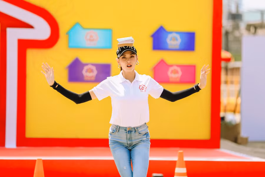 Nữ siêu mẫu hào hứng, hết mình với các thử thách từ ban tổ chức Mái ấm gia đình Việt