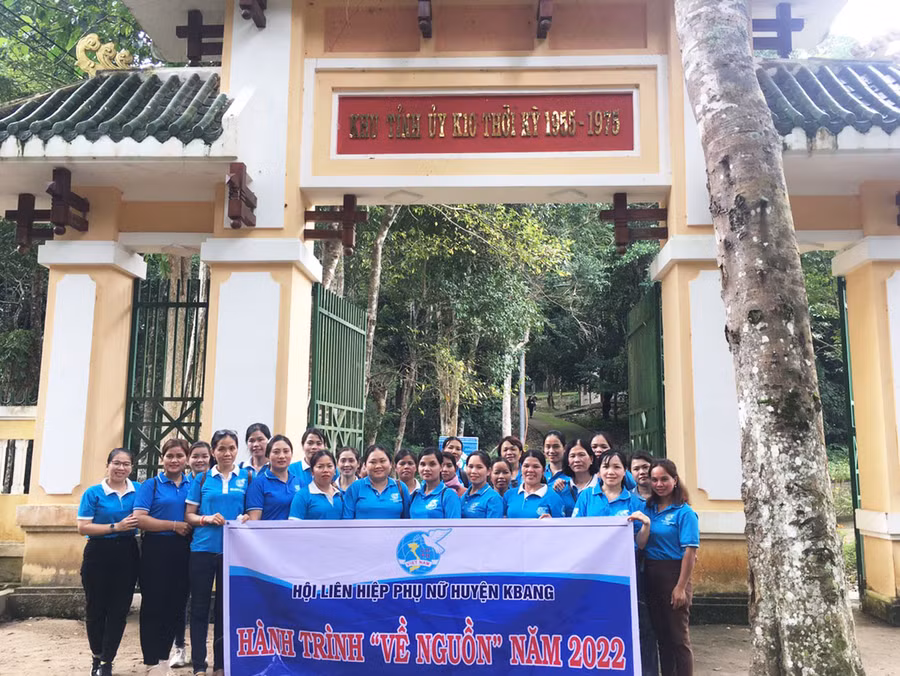  Các đại biểu chụp hình lưu niệm tại khu căn cứ cách mạng. Ảnh: Hồng Hạnh 
