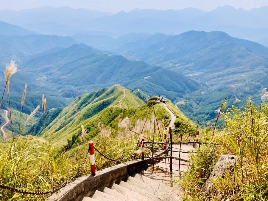  Cảnh núi non hùng vĩ ở Bình Liêu.