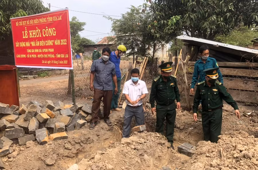 Lãnh đạo Bộ đội Biên phòng tỉnh khởi công xây dựng nhà cho người nghèo. Ảnh: Vĩnh Hoàng