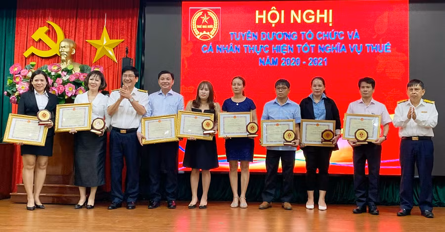 Các doanh nghiệp được tuyên dương vì làm tốt nghĩa vụ thuế. Ảnh: Sơn Ca Các DN được tuyên dương vì làm tốt nghĩa vụ thuế. Ảnh: Sơn Ca