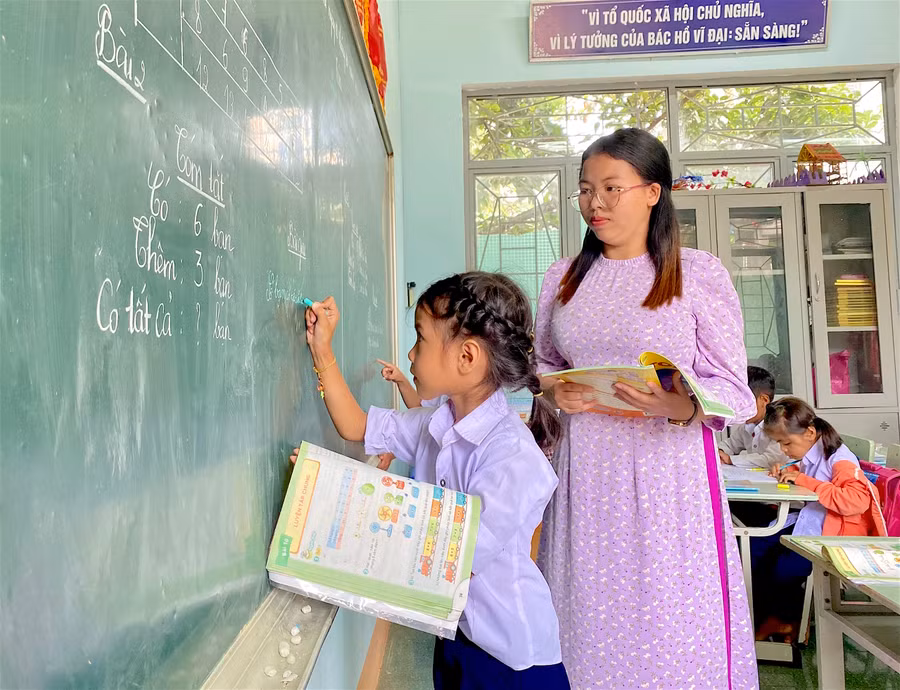 Việc tỉnh đẩy mạnh rà soát, sắp xếp mạng lưới trường lớp đã góp phần đáng kể trong việc giải quyết bài toán thiếu giáo viên. Ảnh: Mộc Trà