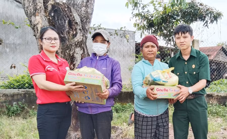 Đoàn công tác tặng quà cho người nghèo, khó khăn xã Đak Ta Ley, huyện Mang Yang. Ảnh: Đoàn công tác tặng quà cho người nghèo, khó khăn xã Đak Ta Ley, huyện Mang Yang. Ảnh: Hồng Ngọc 