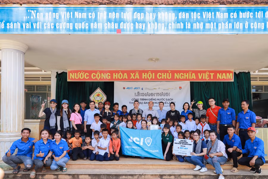 JCI South Saigon phối hợp Huyện Đoàn Chư Păh tổ chức lễ khánh thành công trình giếng nước sạch thuộc dự án “Địu nước về làng” cho Trường THCS số 2 xã Ia Phí. Ảnh: Nhi Nguyễn