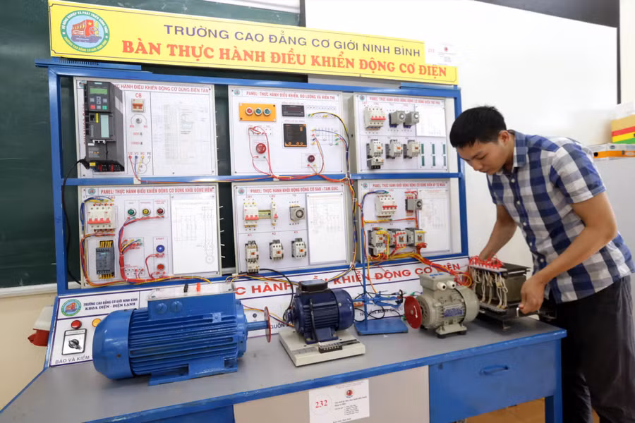 Thiết bị “Bàn thực hành điều khiển động cơ điện” của Trường Cao đẳng cơ giới Ninh Bình tham dự Hội thi.. Ảnh: Lương Hạnh/Báo Lao Động