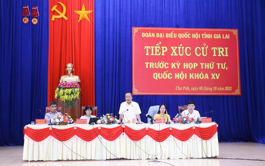Phó Bí thư Thường trực Tỉnh ủy, Trưởng đoàn đại biểu Quốc hội tỉnh Châu Ngọc Tuấn phát biểu tại buổi tiếp xúc cử tri huyện Chư Pưh. Ảnh: Quang Tấn