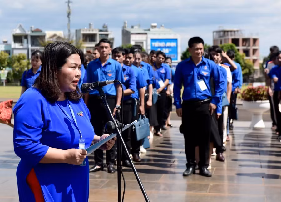 Đồng chí Hà Thị Giang Thảo-Bí thư Tỉnh Đoàn khóa XIV thay mặt tuổi trẻ toàn tỉnh báo công với Bác. Ảnh: Đức Thụy Đồng chí Hà Thị Giang Thảo-Bí thư Tỉnh Đoàn khóa XIV thay mặt tuổi trẻ toàn tỉnh báo công với Bác. Ảnh: Đức Thụy