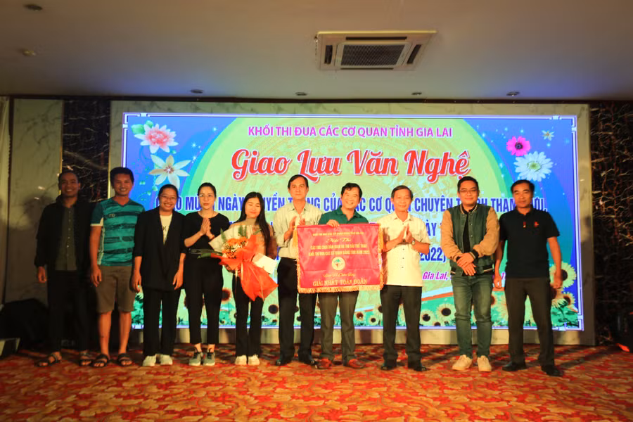 Tập thể Báo Gia Lai nhận giải nhất toàn đoàn của Hội thi Ảnh Văn Ngọc