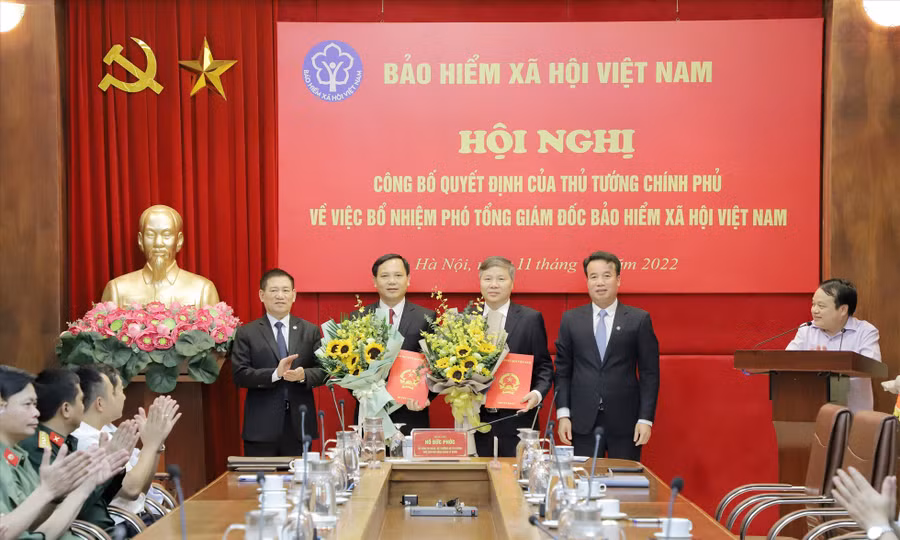  Lãnh đạo Bộ Tài chính, BHXH Việt Nam trao quyết định của Thủ tướng Chính phủ cho 2 tân Phó Tổng Giám đốc BHXH Việt Nam. Ảnh nguồn VGP