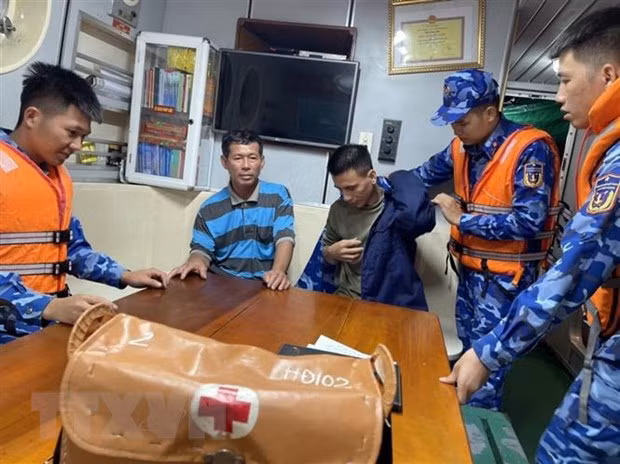Lực lượng Hải đội II tiếp nhận thuyền viên của tàu cá bị nạn. Ảnh: TTXVN phát