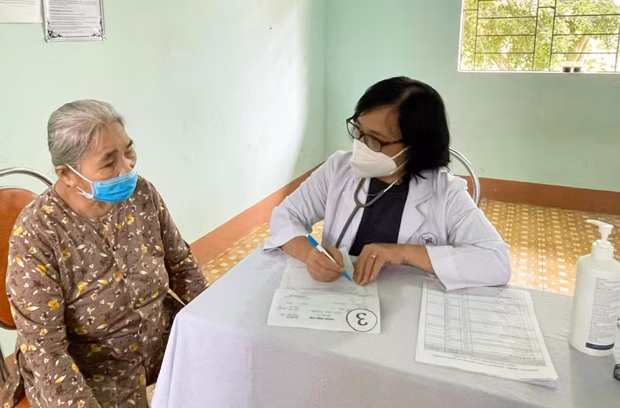 Bác sĩ trong đoàn công tác khám bệnh cho đối tượng gia đình, chính sách, người có công huyện Kông Chro. Ảnh: Phương Liên