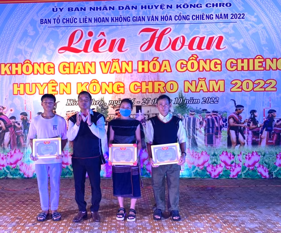 Tặng giấy khen cho các cá nhân, tập thể còn lưu giữ nhiều bộ cồng chiêng nhất trên địa bàn huyện Kông Chro. Ảnh: Ngọc Minh