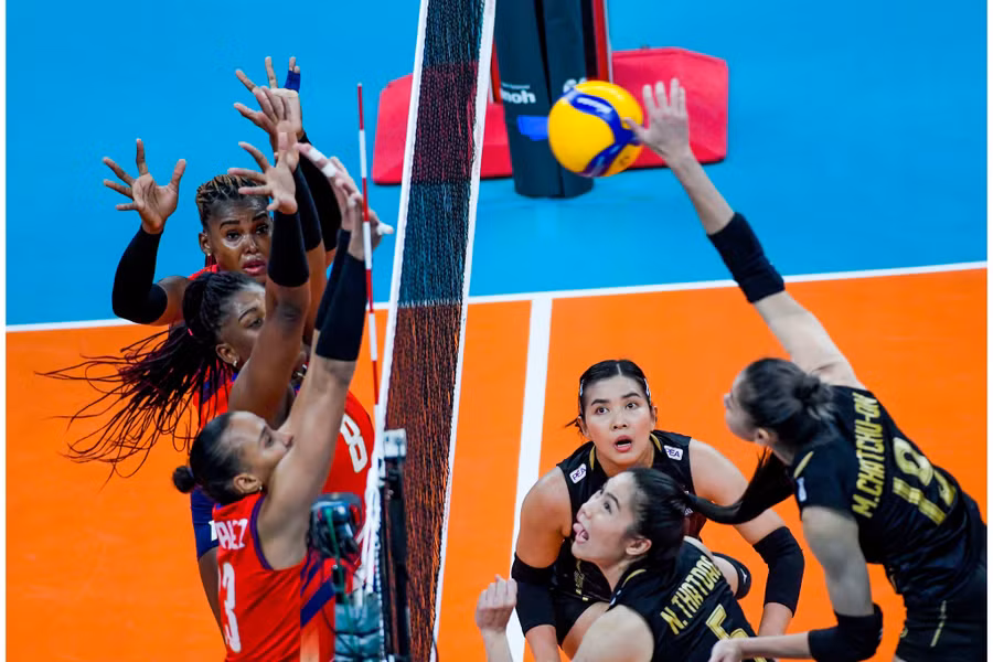  Các tay đập Thái Lan (phải) đánh xuyên hàng chắn có thể hình tốt của CH Dominica. Ảnh: VOLLEYBALL WORLD