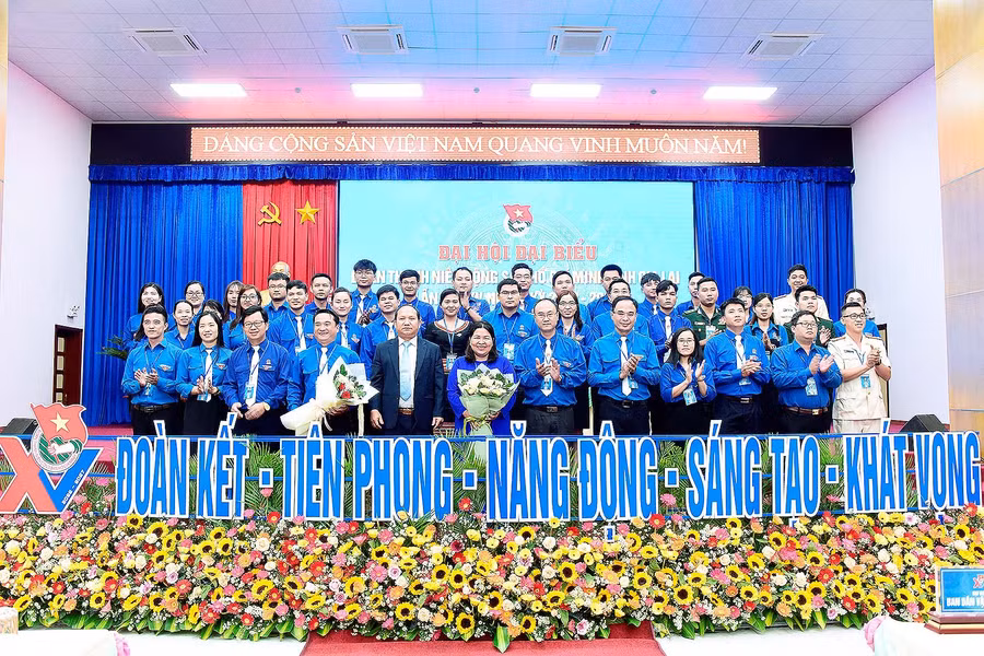 Đại hội đại biểu Đoàn TNCS Hồ Chí Minh tỉnh Gia Lai lần thứ XV thành công tốt đẹp ảnh 1 Đồng chí Rah Lan Chung (hàng trước, thứ 5 từ trái qua)-Phó Bí thư Tỉnh ủy, Trưởng ban Nội chính Tỉnh ủy tặng hoa chúc mừng Ban Chấp hành Tỉnh Đoàn khóa XV. Ảnh: Đức Thụy