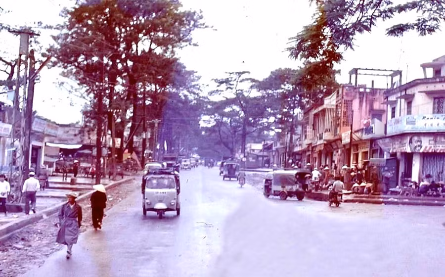 Những chiếc xe lam là một phần ký ức của người dân Phố núi (ảnh tư liệu do ông Nguyễn Quang Hiền sưu tầm).
