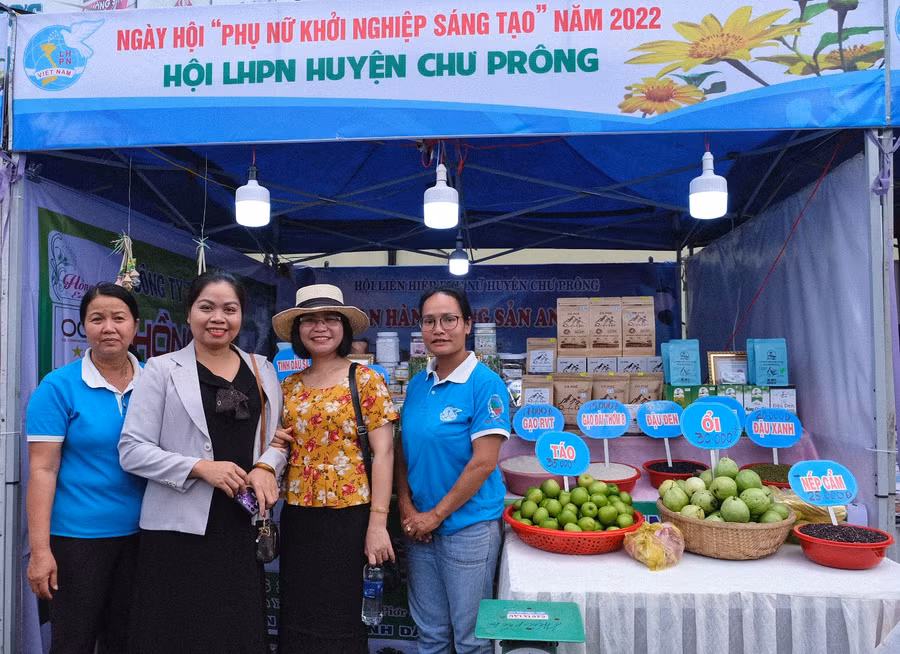 Gian hàng khởi nghiệp của phụ nữ huyện Chư Prông. Ảnh: Minh Châu Gạo Phú Thiện là sản phẩm khởi nghiệp tiêu biểu của hội viên phụ nữ huyện Phú Thiện. Ảnh Minh Châu