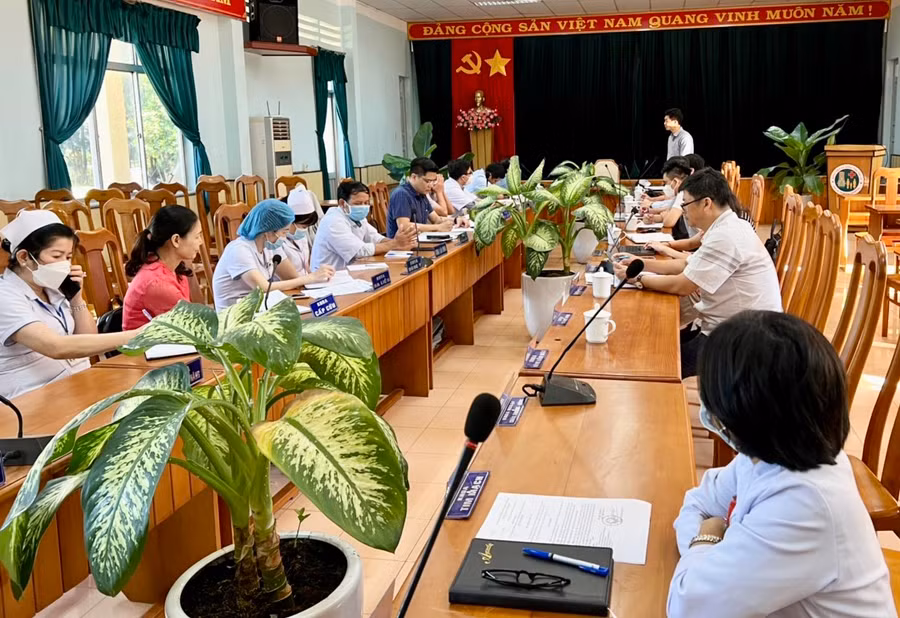 Đoàn công tác Viện Vệ sinh dịch tễ Tây Nguyên làm việc tại Bệnh viện Đa khoa tỉnh. Ảnh: Như Nguyện Đoàn công tác Viện Vệ sinh dịch tễ Tây Nguyên làm việc tại Bệnh viện Đa khoa tỉnh. Ảnh: Như Nguyện