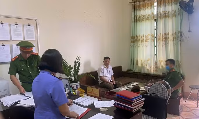 Cơ quan công an khám xét nơi làm việc của ông Nguyễn Văn Hoạt. Ảnh: Công an cung cấp