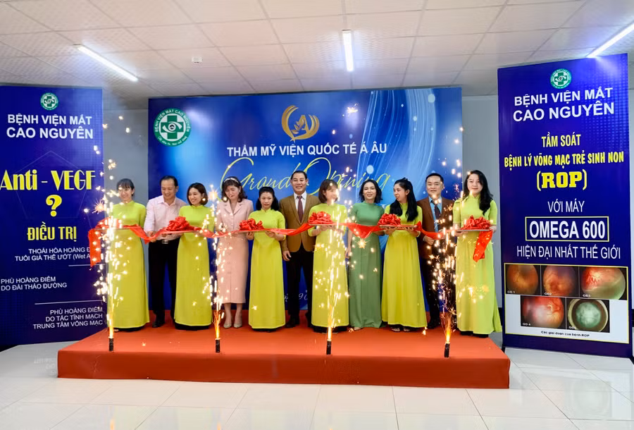 Các đại biểu các băng khai trương thẩm mỹ nội khoa tại Thẩm mỹ viện Quốc tế Á Âu (Bệnh viện Mắt Cao Nguyên). Ảnh: Như Nguyện