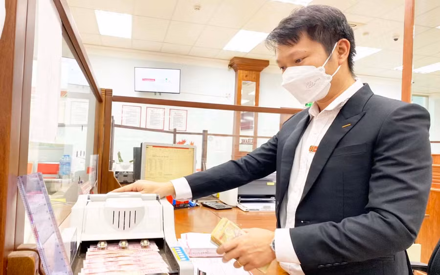 Dòng tiền nhàn rỗi trong ngắn hạn vẫn đang chảy mạnh vào kênh huy động vốn của các ngân hàng thương mại. Ảnh: Sơn Ca