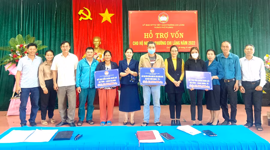 MTTQ Việt Nam phường Chi Lăng triển khai chương trình hỗ trợ vốn sửa chữa nhà ở và chăn nuôi, giúp các hộ nghèo vươn lên cải thiện cuộc sống. Ảnh: Thanh Nhật