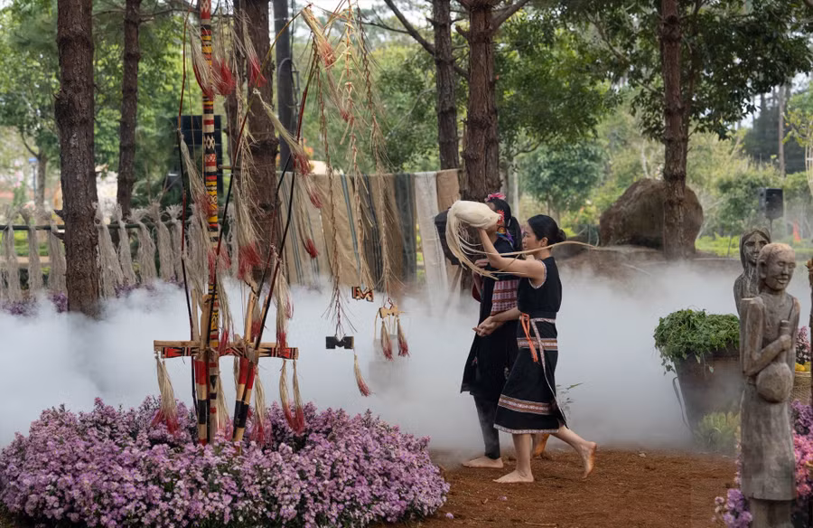 Biểu diễn thời trang ngay lòng hồ ở dưới chân thác nước Pa Sỹ, Măng Đen, Kon Tum. Ảnh: Hà Nguyễn