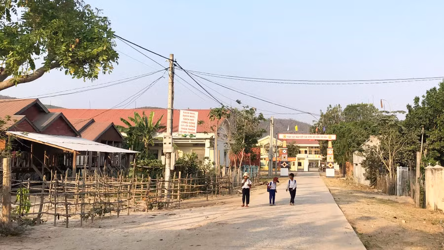 Đường giao thông nông thôn ở xã Chư Gu được bê tông hóa. Ảnh: Gia Hưng