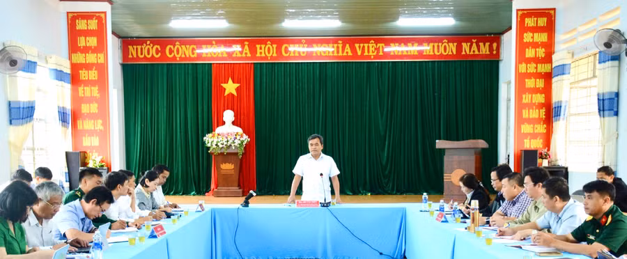Đồng chí Hồ Văn Niên-Ủy viên Ban Chấp hành Trung ương Đảng, Bí thư Tỉnh ủy, Chủ tịch HĐND tỉnh phát biểu chỉ đạo tại buổi làm việc với hệ thống chính trị xã Ia Chía, huyện Ia Grai. Ảnh: Minh Nguyễn Đồng chí Hồ Văn Niên-Ủy viên Ban Chấp hành Trung ương Đảng, Bí thư Tỉnh ủy, Chủ tịch HĐND tỉnh phát biểu chỉ đạo tại buổi làm việc với hệ thống chính trị xã Ia Chía, huyện Ia Grai. Ảnh: Minh Nguyễn