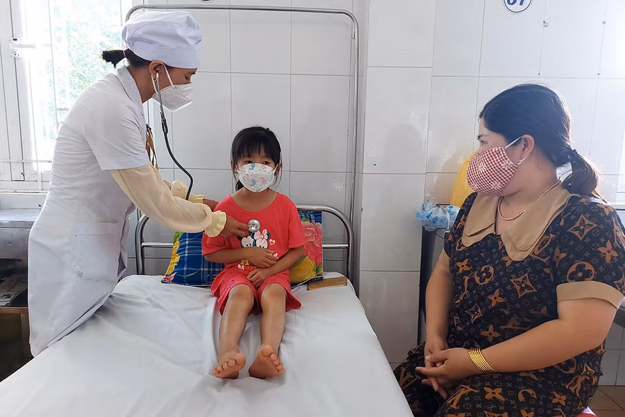 Thăm khám bệnh cho bệnh nhân nhí điều trị SXH tại Trung tâm Y tế TP. Pleiku