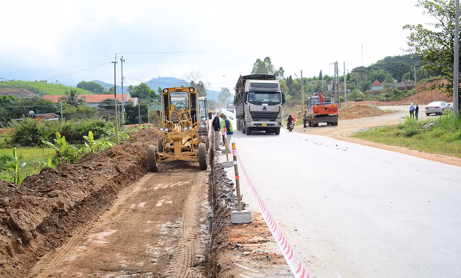 Dự án nâng cấp, mở rộng tuyến quốc lộ 19 đang triển khai sẽ góp phần hoàn thiện hạ tầng giao thông từ Pleiku đi một số địa phương trong tỉnh và các tỉnh, thành lân cận. Ảnh: Minh Nguyễn Dự án nâng cấp, mở rộng tuyến quốc lộ 19 đang triển khai sẽ góp phần hoàn thiện hạ tầng giao thông từ Pleiku đi một số địa phương trong tỉnh và các tỉnh, thành lân cận. Ảnh: Minh Nguyễn