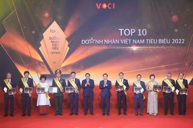Thủ tướng Phạm Minh Chính cùng Top 10 doanh nhân tiêu biểu 2022 (ảnh: VGP). Thủ tướng Phạm Minh Chính cùng Top 10 doanh nhân tiêu biểu 2022 (ảnh: VGP).
