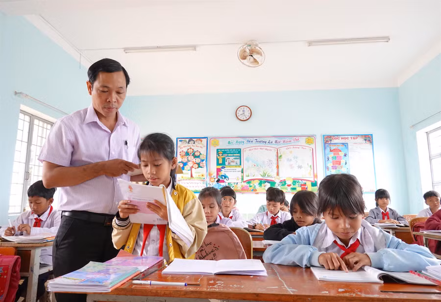 Vì thiếu giáo viên nên thầy Lê Minh Tùng-Hiệu trưởng Trường Tiểu học Lê Lai (xã Chư Á, TP. Pleiku) phải làm công tác chủ nhiệm và đứng lớp. Ảnh: Mộc Trà
