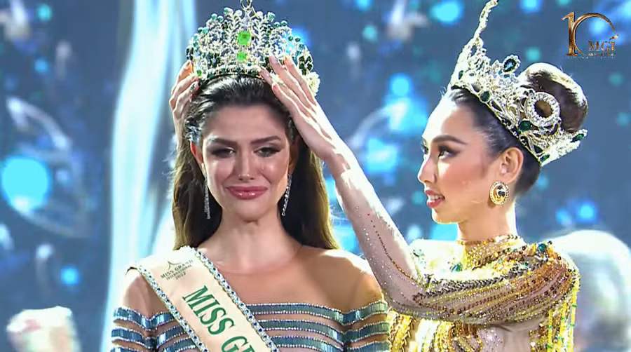 Isabella Menin rơi nước mắt hạnh phúc khi nhận vương miện từ 