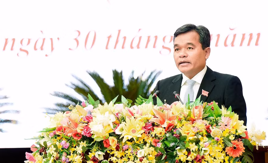 Chủ tịch HĐND tỉnh Hồ Văn Niên phát biểu khai mạc kỳ họp. Ảnh: Đức Thụy