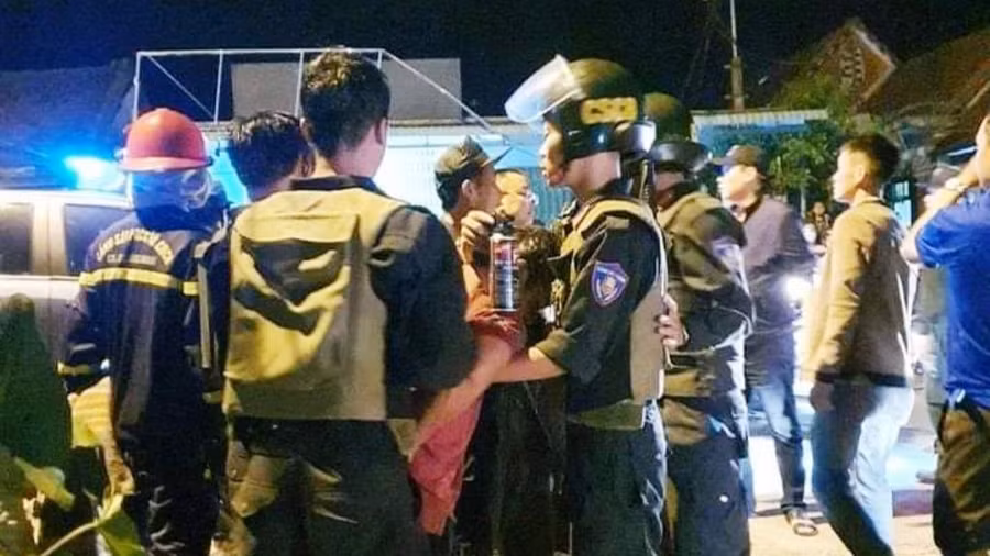Nghi phạm (áo đỏ) bị khống chế. Ảnh: C.X Nghi phạm (áo đỏ) bị khống chế. Ảnh: C.X