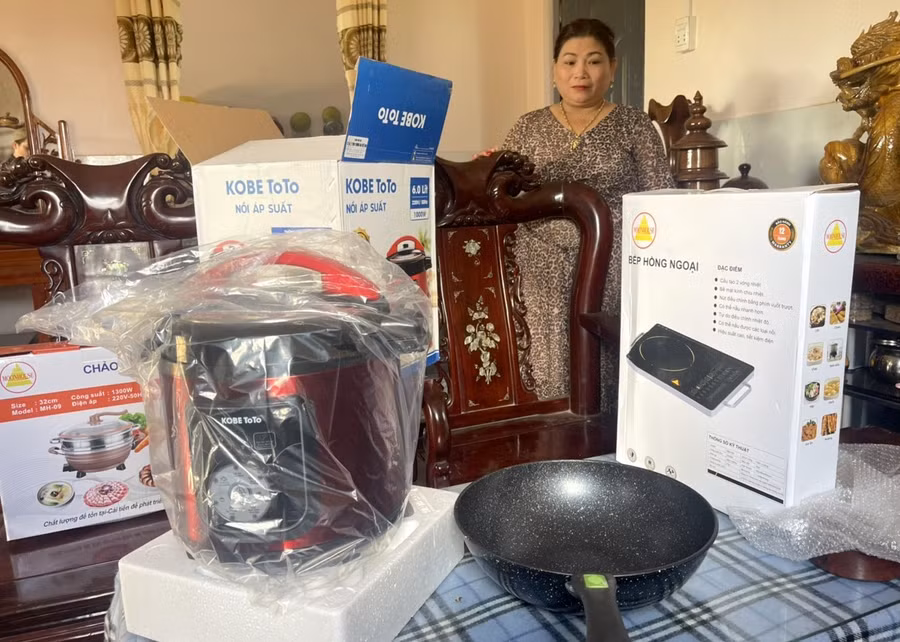 Chị Ung Thị Hạnh đã bỏ ra khoản tiền hơn 4 triệu đồng để mua chảo chống dính, nồi áp suất. Ảnh: Phan Tuấn