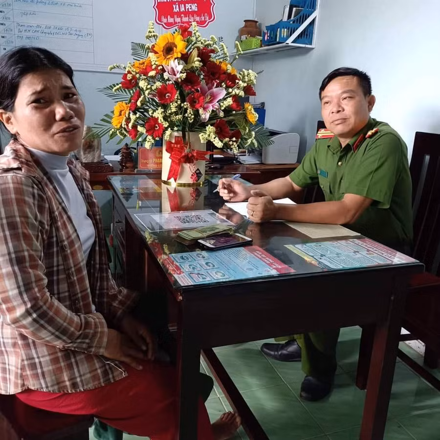Bà Khanh trình bày sự việc với cơ quan Công an. Ảnh: Công an cung cấp