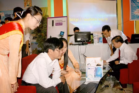Tìm hiểu công nghệ mới. Ảnh: Nguyễn Dung Tìm hiểu công nghệ mới. Ảnh: Nguyễn Dung