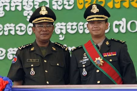 Ông Hun Manet (phải), con trai Thủ tướng Hun Sen