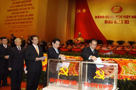 Đại hội tiến hành bỏ phiếu bầu cử Ban Chấp hành Trung ương Đảng khoá XI.