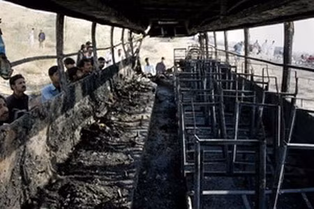 Chiếc xe buýt cháy rụi sau vụ tai nạn. 
