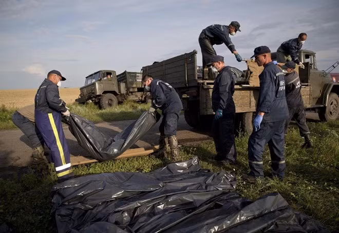 Nhân viên cứu hộ tìm kiếm thi thể nạn nhân máy bay MH17
