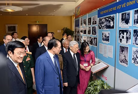 Các đại biểu thăm Triển lãm ảnh và hiện vật liên quan đến Hiệp định Geneva. Các đại biểu thăm Triển lãm ảnh và hiện vật liên quan đến Hiệp định Geneva.