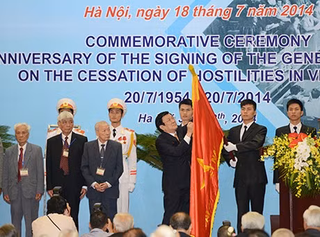 Chủ tịch nước Trương Tấn Sang trao tặng danh hiệu "Anh hùng Lực lượng vũ trang nhân dân" cho Đoàn đại biểu Chính phủ Việt Nam DCCH tại Hội nghị Geneva. Chủ tịch nước Trương Tấn Sang trao tặng danh hiệu