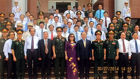  Chủ tịch Quốc hội Nguyễn Sinh Hùng, Thượng tướng Đỗ Bá Tỵ và các học viên Học viện Quốc phòng